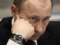Vladimir Poutine affiche une de ses montres lors d’une réunion en janvier 2009. Sa collection de montres comprend des modèles réalisés par l’horloger suisse Blancpain. (Alexey Druzhinin/AFP/Getty Images)