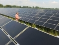L’électricien Andreas Schimdt contrôle des panneaux solaires d’une usine photovoltaïque avant sa mise en route à Puchneim près de Munich, Allemagne, le 16 juin 2011. La croissance de l’énergie solaire et autres énergies renouvelables sont principalement basées sur un système de prix garantis. (Christof Stache/AFP/Getty Images)