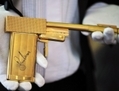 Une copie du pistolet du James Bond, <i>L’Homme au pistolet d’or</i> de 1974, dédicacée par Roger Moore le 28 Juin, à Londres, en Angleterre. (Bethany Clarke/Getty Images)