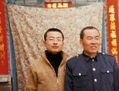 Li Lankui (à droite) avec son fils avant son arrestation. Li est actuellement dans un centre de lavage de cerveau après avoir été arrêté au cours d’un u00abnettoyage» avant et après la visite de Terry Branstad, gouverneur de l’Iowa dans la province du Hebei. (Minghui.org)