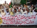 Les activistes musulmans sunnites pakistanais de l’organisation Ahle Sunnat Wal-Jmmat exposent leurs slogans lors d’une manifestation contre les attaques à la bombe perpétrées lors du séminaire musulman sunnite à Karachi le 8 juin dernier. (Asif Hassan/AFP/GettyImages) 
