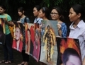 Le 29 août à New Delhi, les étudiants tiennent les photos des Tibétains qui se sont auto immolés pour protester contre l’autorité chinoise au Tibet. Un Tibétain s’est immolé samedi juste quelques jours après l’appel des dirigeants  tibétains en exil pour mettre fin à cette pratique. (Sajjad Hussain/AFP/GettyImages)