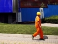 Un ouvrier passe devant le siège social de la China National Offshore Oil Corporation (CNOOC) à Pékin, la société d'État chinoise qui veut acquérir la compagnie pétrolière canadienne Nexen. (La Presse Canadienne/AP, Imaginechina) 
