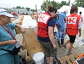 Des travailleurs humanitaires de la Croix-Rouge en Haïti (Thony Belizaire/AFP/Getty Images)