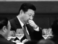 Le 29 septembre 2012 dans le Grand Palais du Peuple à Pékin rencontre du chef actuel du PCC Hu Jintao et de son successeur présumé Xi Jinping. Xi semble avoir été un successeur réticent, essayant fin août et début septembre de se soustraire de sa promotion attendue pour le 18e Congrès du Parti en novembre. (Feng Li/Getty Images)
