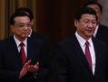 Xi Jinping (à droite) et Li Keqiang (à gauche) le 29 septembre 2012, dans le Grand hall du peuple à Pékin. Lors du 18e Parti du congrès, qui devrait se réunir le 8 novembre, Xi et le vice-premier ministre Li Keqiang sont attendus pour devenir la nouvelle équipe dirigeante du Parti. (Feng Li/Getty Images)