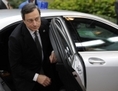 Mario Draghi, le président de la Banque centrale européenne arrive pour le sommet européen à Bruxelles le jeudi 18 octobre. C’était le premier des trois sommets avant Noël où les dirigeants de l’UE souhaitent renforcer les fondations du bloc européen. (Jean Tthys/AFP/Getty Images)