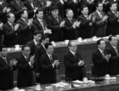 Les anciens dirigeants du Parti communiste chinois se tiennent debout et applaudissent lors de la cérémonie de clôture de son 18ème congrès le 14 novembre à Pékin. La nouvelle composition du Comité permanent est loin des aspirations de la population, mais les souhaits de la population n’avaient pas d’importance. (Lintao Zhang/Getty Images)