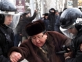 Des policiers anti-émeute kazakhs détiennent un partisan de l’opposition lors d’une manifestation à Almaty le 17 Décembre 2011. (Anatoly Ustinenko/AFP/Getty Images)