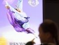 Une jeune fille devant l’affiche de Shen Yun lors de la représentation de samedi 14 h. (Evan Ning/Époque Times)
