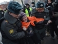 La police russe arrête une manifestante le 15 décembre 2012 à Moscou. (Natalia Kolesnikova/Getty Images) 