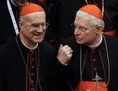 Le 1er juin 2012 le cardinal Tarcisio Bertone (à gauche), né à Romano Canavese, en Italie, et l’archevêque de Milan, Angelo Scola à la Scala, l’opéra de renommée mondiale à Milan. (Daniel Dal Zennaro/AFP/GettyImages)