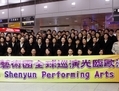 La compagnie Shen Yun Performing Arts à son arrivée à l’aéroport de Munich le 27 février dernier pour sa tournée européenne. (Epoch Times) 
