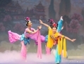 Les danseuses de Shen Yun Performing Arts présentent d’exquises postures de la danse classique chinoise. (© 2013 SHEN YUN PERFORMING ARTS)
