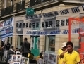 Alain Tong, président de l’association Falun Gong France aux côtés de Zhang Jiang, un étudiant présent lors du massacre de la place Tian An Men de 1989 faisant un discours ce jeudi 25 avril 2013 devant l’ambassade de Chine à Paris (Laurent Gey, Epoch Times)       