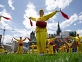 Des pratiquants de Falun Dafa, vêtus de costumes dorés, jouent du tambour dans le cadre des célébrations de la Journée du Falun Dafa le 8 mai 2013 sur la Colline du Parlement à Ottawa.
(Matthew Little/Époque Times) 