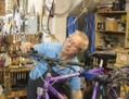 À 67 ans, Antoine Bergeron a comme gagne-pain la réparation de vélos. (Mathieu Côté-Desjardins/Époque Times)