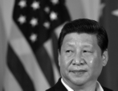 Le leader du Parti Communiste Chinois Xi Jinping s’adresse aux reporters le 7 Juin, après avoir rencontré le Président Barack Obama. Xi est, dans une certaine mesure, coincé entre le marteau et l’enclume. Il fait face à une économie ralentie dont le seul espoir de croissance réelle et durable se trouve dans une augmentation du revenu des foyers et une exclusion des tentacules omniprésentes de l’État de certaines parties de l’économie; il compte aussi sur le Parti et sa vaste bureaucratie pour appliquer de fait ses politiques. (Jewel Samad/AFP/Getty Images)