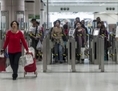 Le 1er mars 2013 à Hong Kong, les personnes font l’objet d’un contrôle d’immigration à un poste frontière vers la  Chine continentale. Les Chinois qui se retrouvent  dans certains groupes défavorisés, tels que les militants politiques, sont régulièrement interdits d’entrer en Chine. (Philippe Lopez/AFP/Getty Images)