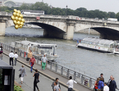 Entre le Pont de l'Alma et le Musée d'Orsay, sur une des plus belles rives de Paris, les berges sont désormais accessibles aux piétons (AFP Photo / François GUILLOT)