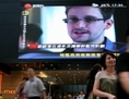 Un reportage télévisé montrant Edward Snowden, le 23 juin 2013 dans un centre commercial de Hong Kong, l’ancien employé de la CIA qui a divulgué des documents top secrets sur les programmes de surveillance des États-Unis. Snowden était un sujet brûlant et délicat à Hong Kong que le Parti communiste chinois a déplacé pour le plus grand plaisir de la Russie. (AP Photo/Vincent Yu)