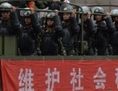 Convoi de police paramilitaire chinois lors d’une démonstration de force à Urumqui dans la province du Xinjiang, le 29 juin 2013. Une conférence pour les officiels chinois du ministère public de la Sécurité, devant se tenir à Cambridge, a été annulée suite aux plaintes qu’il n’y aurait nulle mention des droits de l’homme lors de l’assemblée. (Mark Ralston/AFP/Getty Images)