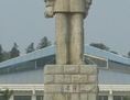 Jeudi 28 octobre 2004, les étudiants s’attardent sous une statue de Lei Feng, l’un des héros du Parti communiste au pouvoir en Chine. Deux hommes ont été arrêtés, récemment, après avoir été accusés d’avoir diffamé l’idole communiste. (Frederic J. Brown/AFP/Getty Images)