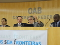 François Cantier (2e à partir de la droite), président d’honneur et fondateur d’Avocats Sans Frontières France, prend la parole lors d’une conférence au Conseil Fédéral de l’ordre des Avocats au Brésil. (Avec l’aimable autorisation d’Avocats Sans Frontières)