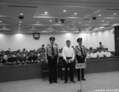 Bo Xilai entre deux policiers lors de son jugement à Jinan, capitale du Shandong (Weibo.com)