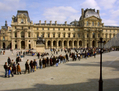 FRANCE, Paris: Des visiteurs font la queue devant l’entrée de la pyramide du Louvre. Les musées sont maintenant gratuits pour les moins de 26 ans et le premier dimanche du mois. (Philippe Desmazes/AFP)