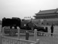 Samedi 9 novembre, des policiers chinois montent la garde près de la porte Tiananmen, alors que se tient à Pékin le troisième plénum des 205 membres du Comité central. À la fin du plénum un communiqué a annoncé la création d’un nouveau comité qui, en dehors des questions économiques, aura une autorité directe sur tout. (AP Photo/Andy Wong)