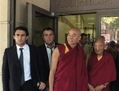 En Espagne, l’avocat Jose Elias Esteve (tout à gauche) est professeur de droit international à l’Université de Valence, le voilà devant la Cour nationale à Madrid, accompagné des moines bouddhistes Palden Gyatso et Jigme Takma Tsnagpo. Jigme Takma Tsnagpo a été libéré d’une prison voisine de Lhassa après avoir été détenu pendant 37 ans. (Esther Lee sur Flickr)