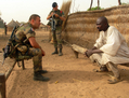Michel Sampic, adjudant de l’armée française, s’entretient avec Abdel Karim Yacoub, chef adjoint du village de Dahel près de Birao, dans le cadre de l’Eufor, la force européenne de l’ONU visant à mettre fin au conflit entre le Tchad et la Centrafrique en 2009. (AFP PHOTO)