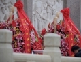 1er octobre 2013, sur la place Tiananmen de Pékin, le Secrétaire général du Parti communiste chinois Xi Jinping s’incline, sous la pluie, devant le monument des héros du Peuple. Le 1er octobre 1949, Mao Zedong, alors chef du PCC, était monté sur la tribune de la place Tiananmen pour annoncer la fondation de la République populaire de Chine. (Feng Li/Getty Images)