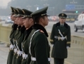 La police paramilitaire chinoise monte la garde sur la place Tiananmen, le 8 novembre 2013. Selon l’agence de presse officielle, Xinhua, la Commission militaire centrale a mis en place des groupes spéciaux d’inspection qui enquêteront sur les officiers de premier plan de l’armée et de la police armée populaire. (Mark Ralston/AFP/Getty Images)