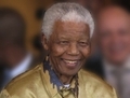 Nelson Mandela en 2008. Il a montré tout au long de sa vie, que selon ses choix, l’homme peut rester quelqu’un d’ordinaire ou devenir étonnamment bon: en luttant sans cesse pour les autres et en montrant le chemin du pardon. (Wikipédia)