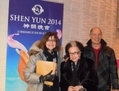 Jeannette Moscovitch (au centre), écrivaine et fondatrice d’un organisme de promotion des arts canadien, fan de Shen Yun, a vu tous les spectacles de la compagnie depuis ses débuts. (Hong De Zhong/Epoch Times) 