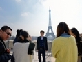 PARIS, France – Des touristes chinois posent devant la tour Eiffel. (AFP photo/Eric Feferberg)