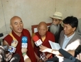 (De gauche à droite) Thubten Wangchen (victime et plaignant individuel), Palden Gyatso (victime), (Takna Jigme Sangpo (victime) et Kalsang Phuntsok (ancien directeur du Congrès de la jeunesse tibétaine)  devant la Cour nationale d’Espagne après avoir déposé une plainte pour génocide le 28 juin 2005. Le 6 février 2014, la Cour nationale a émis des mandats d’arrêt dans ce même dossier. (Carlos Sánchez/Comité de soutien au Tibet)
