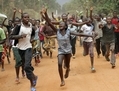 Les populations chrétiennes célèbrent le départ des milices musulmanes du Seleka qui ont déserté le camp Kasai à Bangui, le 28 janvier 2014. (AP Photo/Jerome Delay)