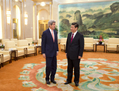 Le secrétaire d’État américain, John Kerry, a rencontré le dirigeant chinois, Xi Jinping, lors de sa visite en Chine à la mi-février 2014. (Evan Vucci/AFP/Getty Images)