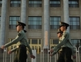 Défilé de la police militaire chinoise sur la place Tiananmen à Pékin le 16 mai 2012. Zhou Yongkang, l’ancien dirigeant des services de sécurité, est au centre d’une enquête menaçant de plus en plus son entourage. (Mark Ralston/AFP/GettyImages)