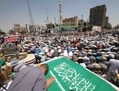 Des partisans de l’ancien président égyptien Mohamed Morsi en train de prier en juillet 2013. (Saeed Shahat/IRIN)
