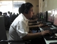 un homme chinois utilise un ordinateur dans un cybercafé de Pékin en 2010. Des espions liés aux plus grandes campagnes de cyber-espionnage chinois ont utilisé la disparition de l’avion malaisien pour infiltrer les ordinateurs de gouvernements et de groupes de réflexion internationaux. (AP Photo/Ng Han Guan) 