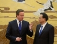 2 décembre 2013: Le Premier Ministre britannique David Cameron (à gauche) et le Premier Ministre chinois Li Keqiang participent à une cérémonie de signatures dans le Grand Hall du peuple de Pékin en Chine. David Cameron, au cours de cette visite, avait organisé un dialogue sur les droits de l’homme avec la Chine que cette dernière vient d’annuler unilatéralement. (Ed Jones/Getty Images) 