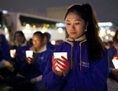25 avril 2014: Des pratiquants de Falun Dafa participent à une veillée aux chandelles lors d’une manifestation pacifique près du Consulat Chinois à New York. La manifestation dénonce les 15 années de persécution du Falun Gong par le régime chinois. (Samira Bouaou/Epoch Times)