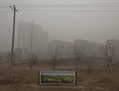 Photo du mercredi 26 février 2014, cette œuvre artistique similaire à une publicité pour projet immobilier résidentiel est exposée lors d’une journée gravement polluée à Shijiazhuang, dans la province du Hebei au nord de la Chine. La lutte contre la pollution redevient une priorité dans l’agenda du Parti communiste, qui pendant des années a fait pression pour un rapide développement économique en se préoccupant peu de son impact sur l’environnement. Sous la pression du public pour réduire la pollution de l’air au dessus de Beijing et des villes dans toute la Chine, les dirigeants du pays remettent en question leurs priorités. (AP Photo/Alexander F. Yuan)