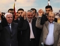 Azzam al-Ahmed, chef de la delegation palestinienne du Fatah, Ismail Haniya, Premier ministre de la Bande de Gaza et Musa Abu Marzuk, dirigeant adjoint posent pour une photo dans la Bande de Gaza, le 23 avril 2014. (Said Khatib/AFP/Getty Images)  
