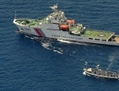 29 mars 2014: Un navire garde-cotes chinois et un ravitailleur philippin en confrontation dans les eaux du Banc Thomas, un territoire maritime que revendiquent les deux pays. (Jay Directo/AFP/Getty Images)