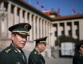 4 mars 2014: Le Général Liu Yuan (gauche), commissaire politique du département logistique de l’armée chinoise, quitte le Grand Hall du Peuple à Pékin. Le régime chinois emploie de nombreux outils de tromperie pour atteindre ses objectifs militaires. (Feng Li/Getty Images)